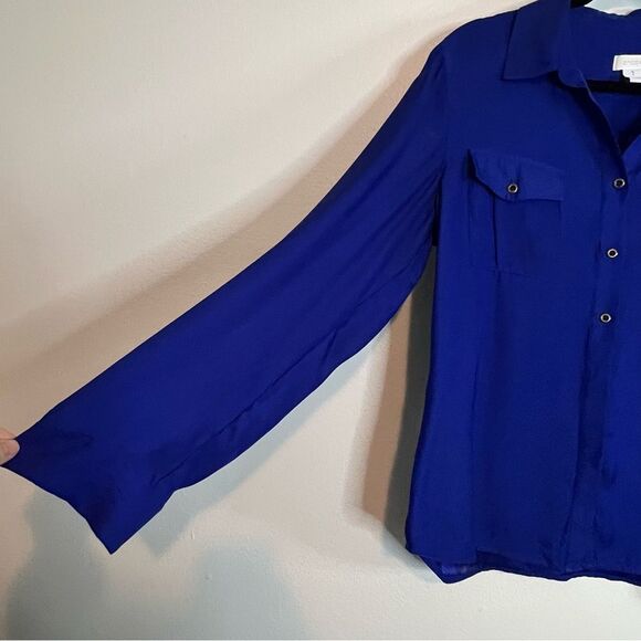 Chicos Top Silky Chic Size 1 (M 8)  Blue Roll-tab Sleeve Button Down Shirt - Picture 3 of 8